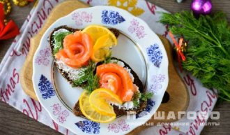 Фото приготовления рецепта: Бутерброды с красной рыбой и лимоном - шаг 3