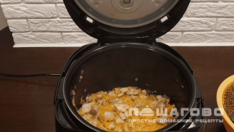 Фото приготовления рецепта: Гречка по-купечески в мультиварке с курицей - шаг 2