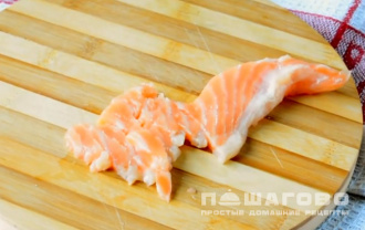 Фото приготовления рецепта: Вкусный бутерброд с багетом семгой и творожным сыром - шаг 4