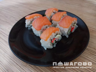 Фото приготовления рецепта: Домашние роллы с крабовыми палочками и красной рыбой - шаг 7
