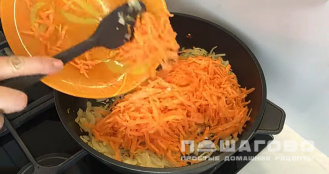 Фото приготовления рецепта: Тушенная скумбрия с овощами на сковороде - шаг 5