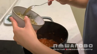 Фото приготовления рецепта: Азу по-татарски из говядины с солеными огурцами - шаг 6