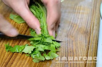 Фото приготовления рецепта: Свежий зеленый салат с курицей, овощами и сыром - шаг 5