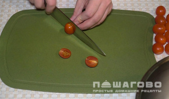 Фото приготовления рецепта: Салат с креветками, рукколой и помидорами черри - шаг 2