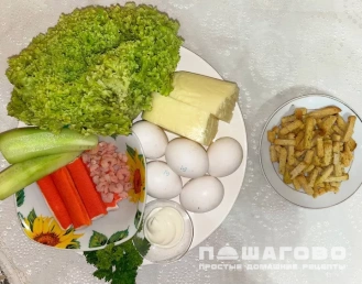Фото приготовления рецепта: Цезарь с крабовыми палочками и креветками - шаг 1