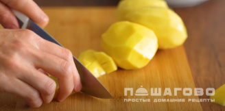 Фото приготовления рецепта: Бульон с яйцом - шаг 4