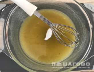 Фото приготовления рецепта: Коржи для медовика - шаг 2