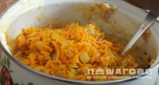Фото приготовления рецепта: Гороховая каша с луком - шаг 4
