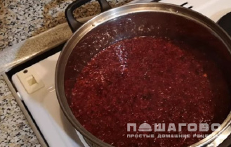 Фото приготовления рецепта: Морс из замороженной клюквы - шаг 3