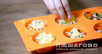 Фото приготовления рецепта: Картофельные корзинки с яйцом (в духовке) - шаг 10