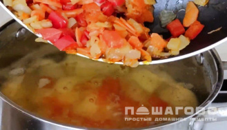 Фото приготовления рецепта: Суп с лапшой вегетарианский - шаг 3