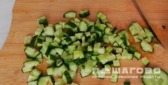 Фото приготовления рецепта: Салат с консервированной кукурузой и сухариками - шаг 1