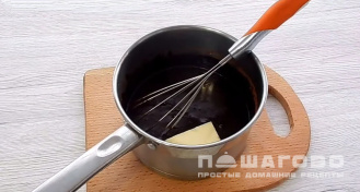 Фото приготовления рецепта: Зеркальная шоколадная глазурь - шаг 5