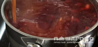 Фото приготовления рецепта: Сытный вегетарианский борщ без мяса - шаг 12