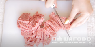 Фото приготовления рецепта: Салат с корейской морковью, колбасой и сухариками - шаг 3