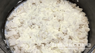Фото приготовления рецепта: Куриный салат с маринованными грибами и сыром - шаг 2