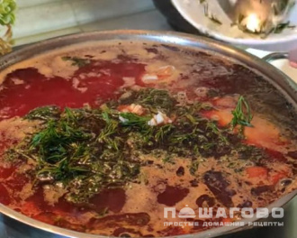 Фото приготовления рецепта: Свекольник на мясном бульоне - шаг 4