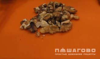Фото приготовления рецепта: Салат с курагой, черносливом и грецкими орехами - шаг 1