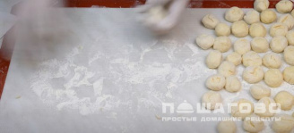 Фото приготовления рецепта: Творожные шарики жареные во фритюре - шаг 3