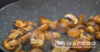 Фото приготовления рецепта: Томленая говядина с овощами - шаг 12