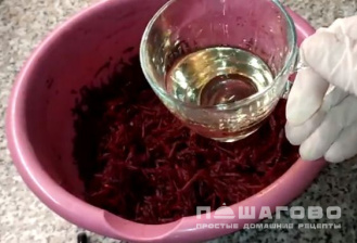 Фото приготовления рецепта: Салат из сырой свеклы по-корейски - шаг 3