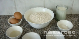 Фото приготовления рецепта: Тесто на кефире для пирожков на сковороде - шаг 1