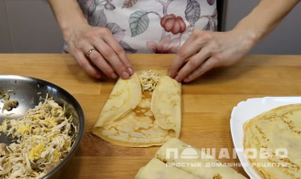 Фото приготовления рецепта: Блины с курицей фаршированные - шаг 7