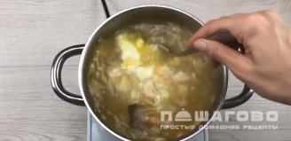 Фото приготовления рецепта: Сырный суп по-французски с курицей - шаг 4