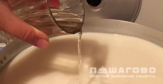 Фото приготовления рецепта: Домашний козий сыр - шаг 4