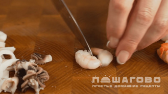 Фото приготовления рецепта: Салат Царский с красной икрой и креветками - шаг 2