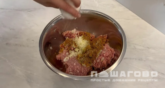 Фото приготовления рецепта: Макароны с фрикадельками в сковороде - шаг 2