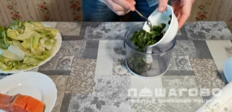 Фото приготовления рецепта: Салат с перепелиными яйцами, семгой и томатами черри - шаг 2