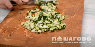 Фото приготовления рецепта: Салат с корейской морковью и крабовыми палочками - шаг 3