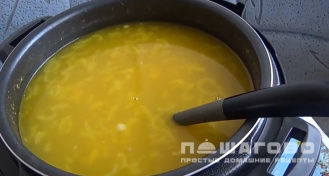 Фото приготовления рецепта: Суп гороховый с копченостями в мультиварке - шаг 5