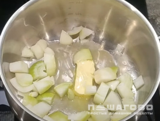 Фото приготовления рецепта: Суп-пюре из брокколи с сыром - шаг 1