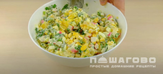 Фото приготовления рецепта: Крабовый салат с апельсинами и кукурузой - шаг 6