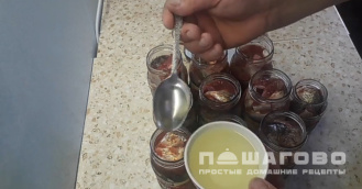 Фото приготовления рецепта: Консервы из плотвы - шаг 4