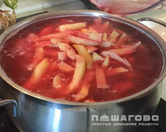 Фото приготовления рецепта: Свекольник на мясном бульоне - шаг 3