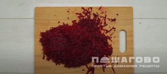 Фото приготовления рецепта: Борщ красный со свеклой, томатной пастой и зеленью - шаг 8