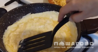 Фото приготовления рецепта: Омлет с ветчиной и сыром - шаг 5