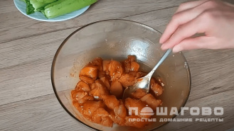 Фото приготовления рецепта: Запеченные кабачки с куриным филе - шаг 1