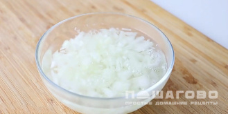 Фото приготовления рецепта: Салат с креветками и кукурузой - шаг 2