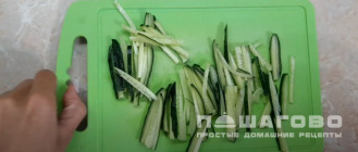 Фото приготовления рецепта: Салат с дайконом и огурцом - шаг 2