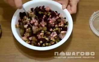Фото приготовления рецепта: Салат из сельди с овощами и яблоком - шаг 5