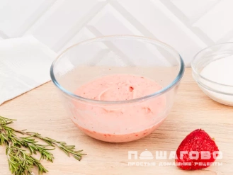 Фото приготовления рецепта: Банановый джем с клубникой - шаг 3