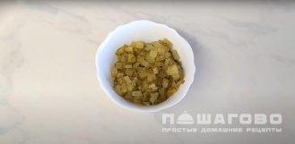 Фото приготовления рецепта: Слоеный салат с копченой курицей, отварным картофелем и грибами - шаг 5