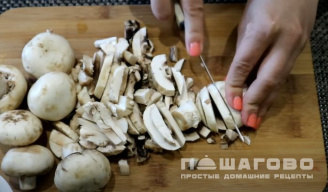Фото приготовления рецепта: Жареная картошка с шампиньонами и луком на сковороде - шаг 1