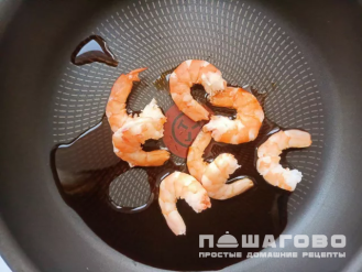 Фото приготовления рецепта: Домашние роллы с крабовыми палочками и красной рыбой - шаг 3