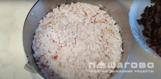 Фото приготовления рецепта: Слоеный салат с копченой курицей, отварным картофелем и грибами - шаг 7