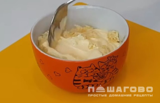 Фото приготовления рецепта: Салат Царский с кальмарами и красной икрой - шаг 4